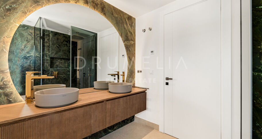 Maison en bord de mer entièrement rénovée avec vue sur la mer sur le nouveau Golden Mile, Estepona