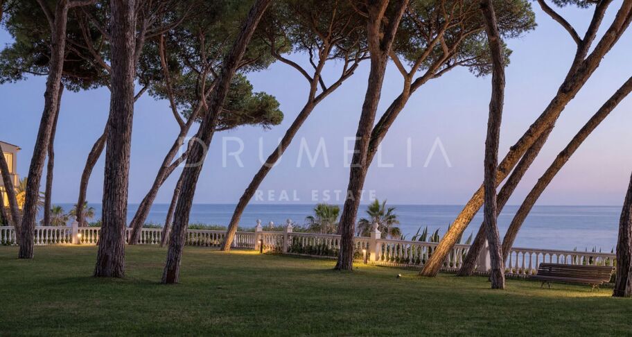 Ático dúplex en primera línea de playa con vistas al mar en la Milla de Oro de Marbella