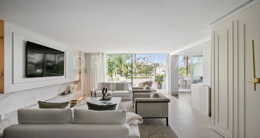 Ático dúplex en primera línea de playa con vistas al mar en la Milla de Oro de Marbella