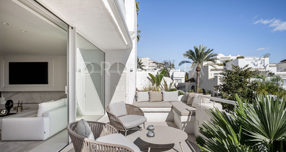 Ático dúplex en primera línea de playa con vistas al mar en la Milla de Oro de Marbella