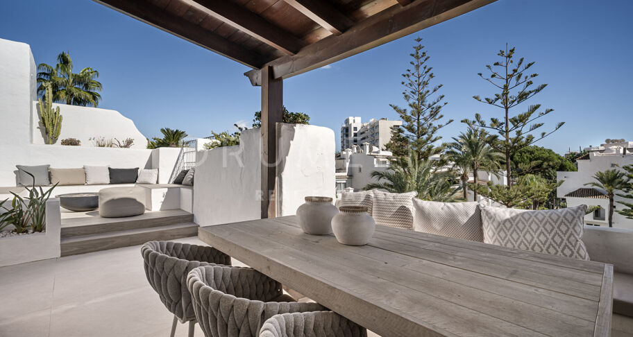 Ático dúplex en primera línea de playa con vistas al mar en la Milla de Oro de Marbella