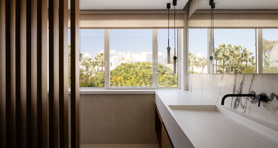 Ático dúplex en primera línea de playa con vistas al mar en la Milla de Oro de Marbella