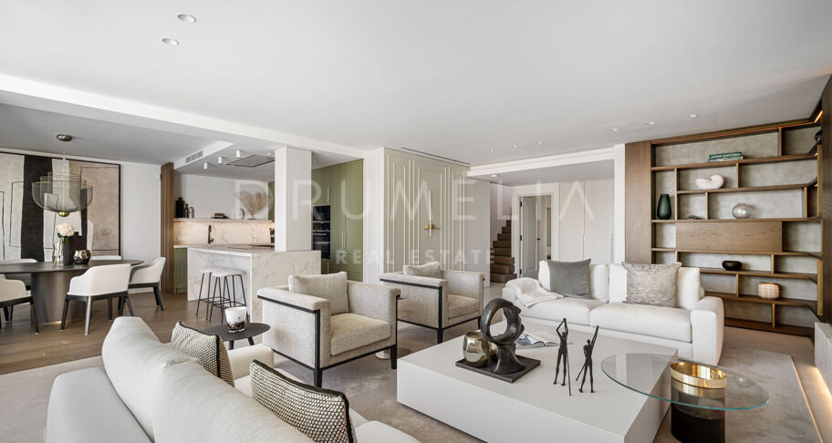 Ático dúplex en primera línea de playa con vistas al mar en la Milla de Oro de Marbella