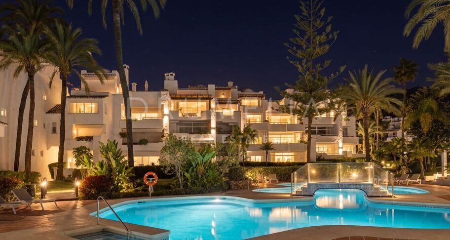 Ático dúplex en primera línea de playa con vistas al mar en la Milla de Oro de Marbella