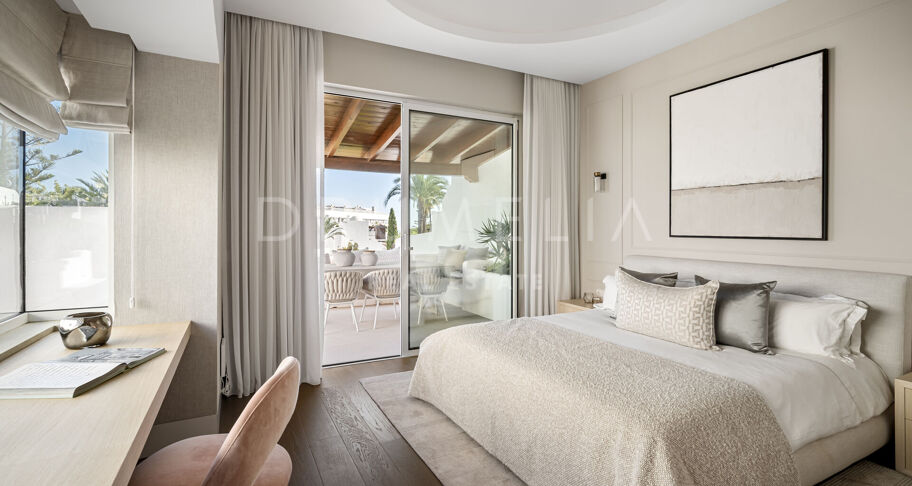 Ático dúplex en primera línea de playa con vistas al mar en la Milla de Oro de Marbella
