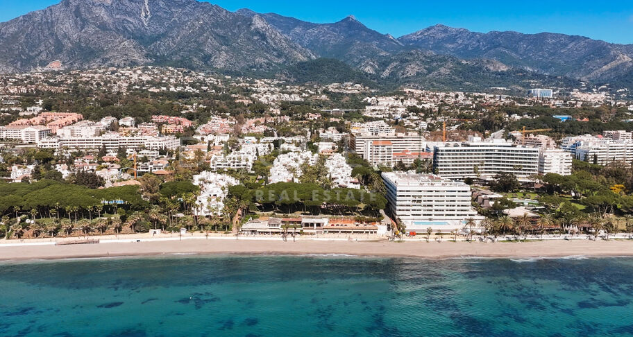 Ático dúplex en primera línea de playa con vistas al mar en la Milla de Oro de Marbella