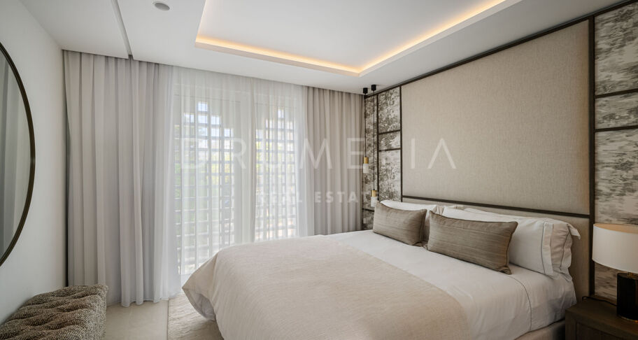 Ático dúplex en primera línea de playa con vistas al mar en la Milla de Oro de Marbella