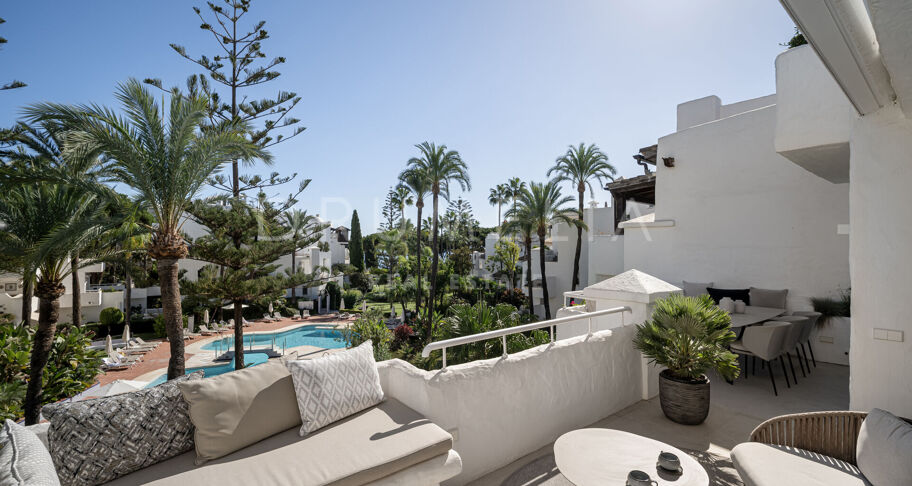 Ático dúplex en primera línea de playa con vistas al mar en la Milla de Oro de Marbella