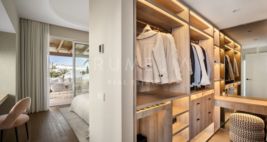 Ático dúplex en primera línea de playa con vistas al mar en la Milla de Oro de Marbella