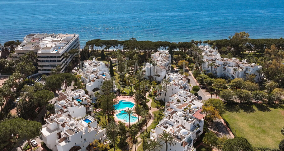 Ático dúplex en primera línea de playa con vistas al mar en la Milla de Oro de Marbella
