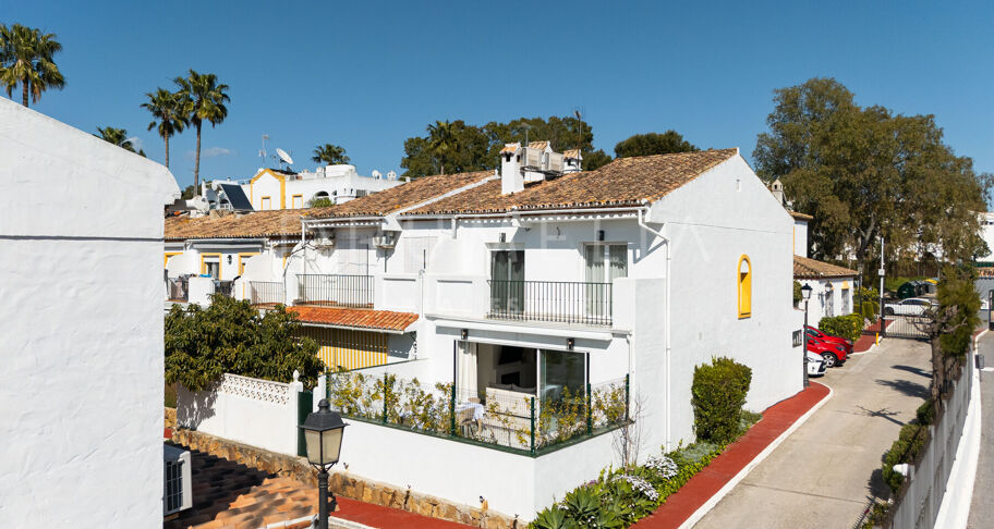 Volledig gerenoveerd herenhuis met 4 slaapkamers op 10 minuten van het strand in El Campanario, Estepona