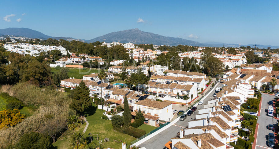 Volledig gerenoveerd herenhuis met 4 slaapkamers op 10 minuten van het strand in El Campanario, Estepona