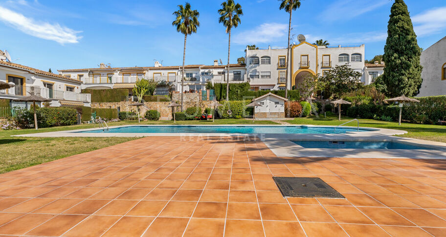 Volledig gerenoveerd herenhuis met 4 slaapkamers op 10 minuten van het strand in El Campanario, Estepona