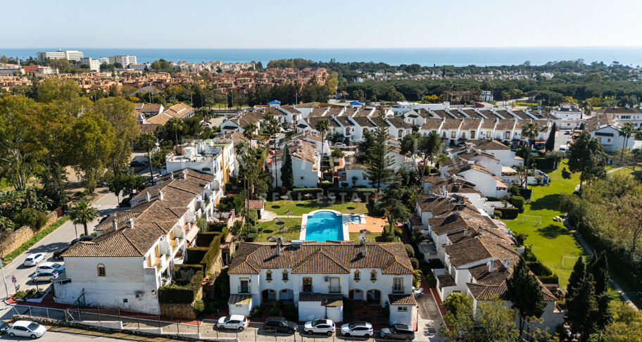 Volledig gerenoveerd herenhuis met 4 slaapkamers op 10 minuten van het strand in El Campanario, Estepona