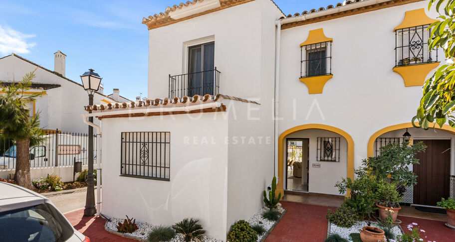 Volledig gerenoveerd herenhuis met 4 slaapkamers op 10 minuten van het strand in El Campanario, Estepona