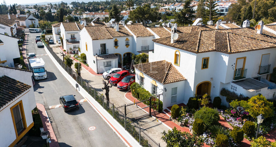 Volledig gerenoveerd herenhuis met 4 slaapkamers op 10 minuten van het strand in El Campanario, Estepona