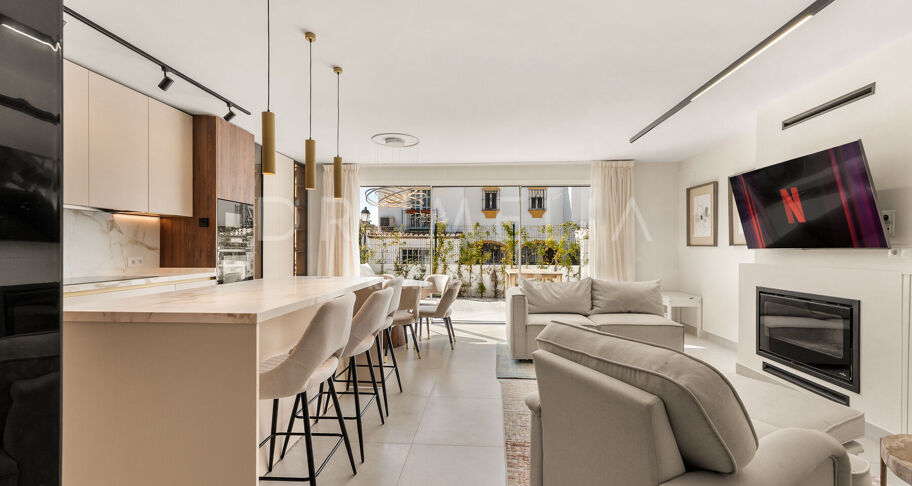 Volledig gerenoveerd herenhuis met 4 slaapkamers op 10 minuten van het strand in El Campanario, Estepona