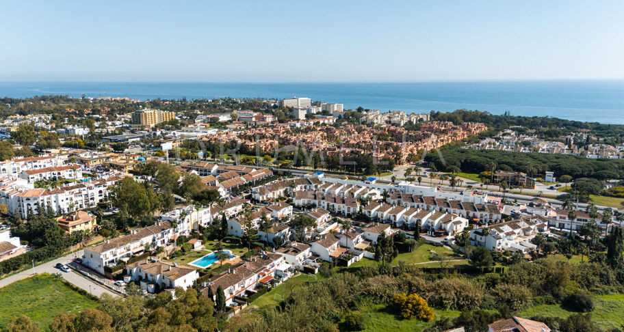 Volledig gerenoveerd herenhuis met 4 slaapkamers op 10 minuten van het strand in El Campanario, Estepona
