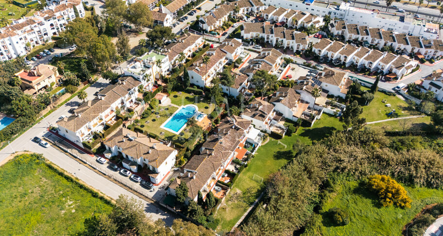 Volledig gerenoveerd herenhuis met 4 slaapkamers op 10 minuten van het strand in El Campanario, Estepona