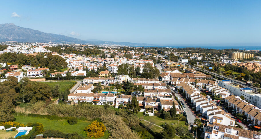 Volledig gerenoveerd herenhuis met 4 slaapkamers op 10 minuten van het strand in El Campanario, Estepona