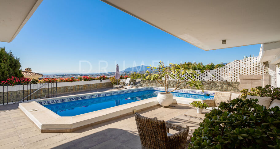 Villa with panoramic sea views in Nueva Andalucía
