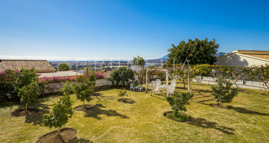 Villa with panoramic sea views in Nueva Andalucía