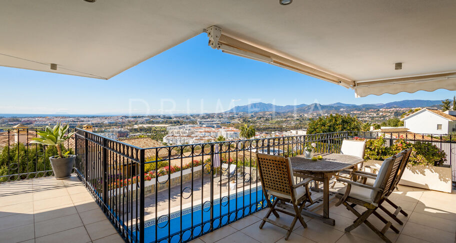 Villa with panoramic sea views in Nueva Andalucía