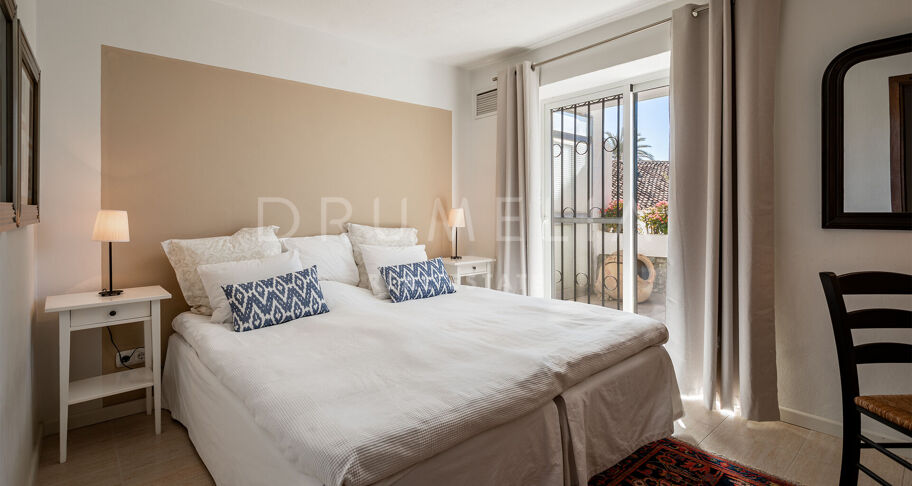 Villa with panoramic sea views in Nueva Andalucía