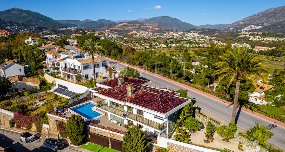Villa with panoramic sea views in Nueva Andalucía