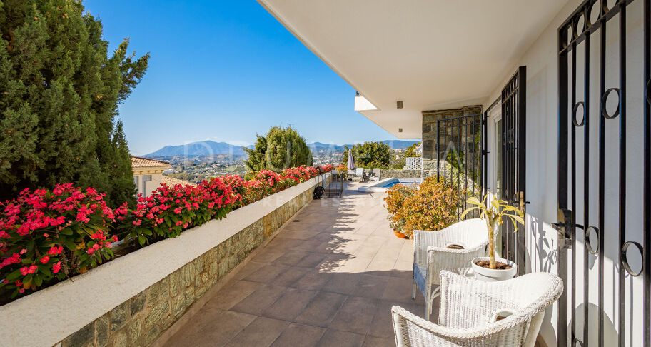 Villa with panoramic sea views in Nueva Andalucía