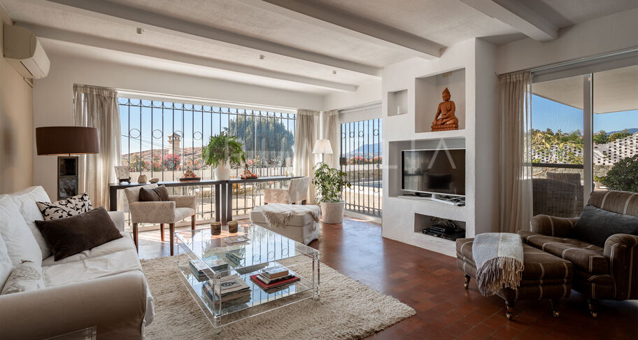Villa with panoramic sea views in Nueva Andalucía