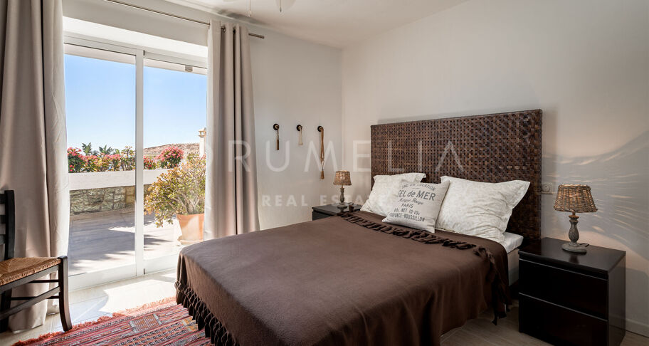 Villa with panoramic sea views in Nueva Andalucía