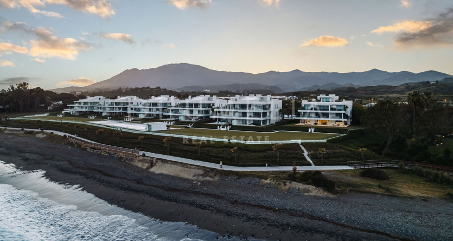 Emare Azure – Appartement exclusif en front de mer avec vue dégagée sur la mer à Emare, Estepona