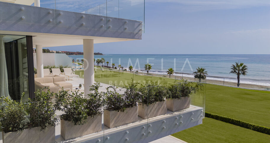 Emare Azure – Appartement exclusif en front de mer avec vue dégagée sur la mer à Emare, Estepona