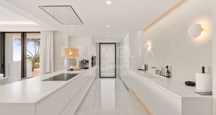 Emare Azure – Appartement exclusif en front de mer avec vue dégagée sur la mer à Emare, Estepona