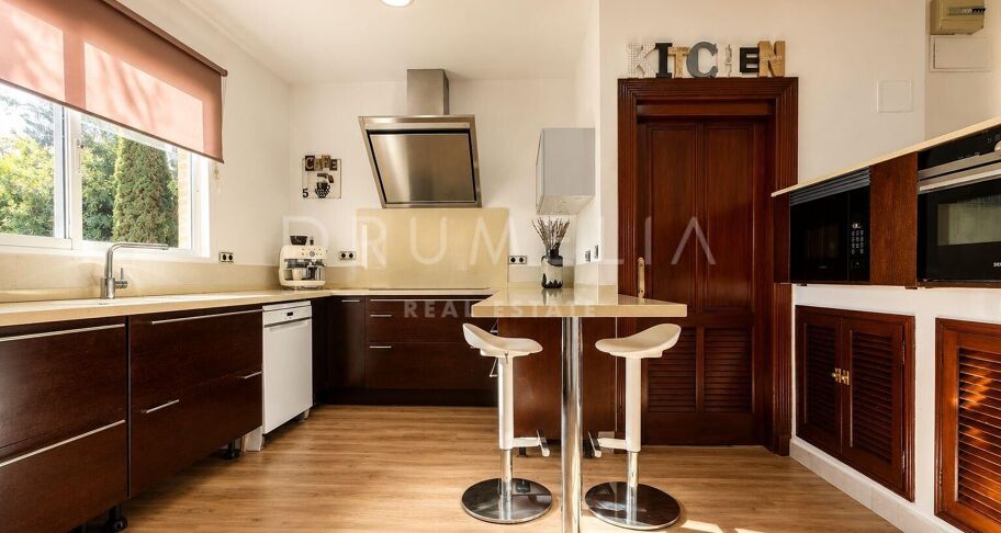 Villa met 8 slaapkamers en privézwembad in El Paraíso Alto