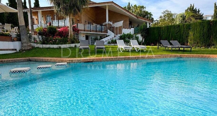 Villa met 8 slaapkamers en privézwembad in El Paraíso Alto