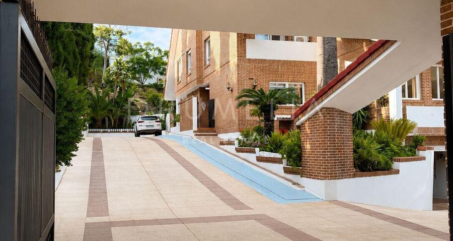Villa met 8 slaapkamers en privézwembad in El Paraíso Alto