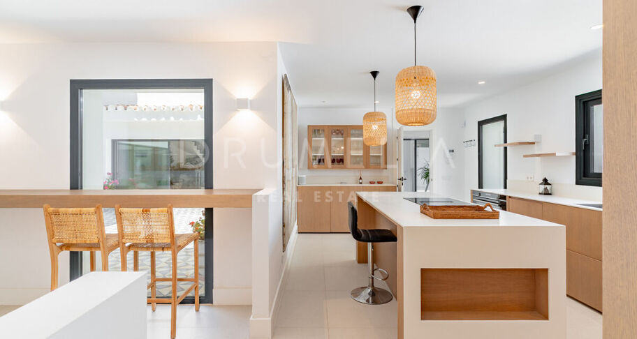 Gerenoveerde villa aan het strand in Casasola