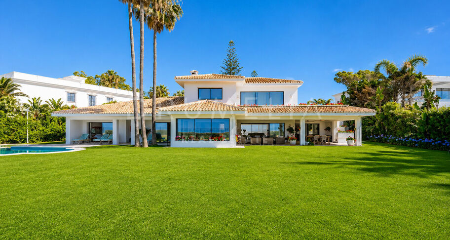Gerenoveerde villa aan het strand in Casasola