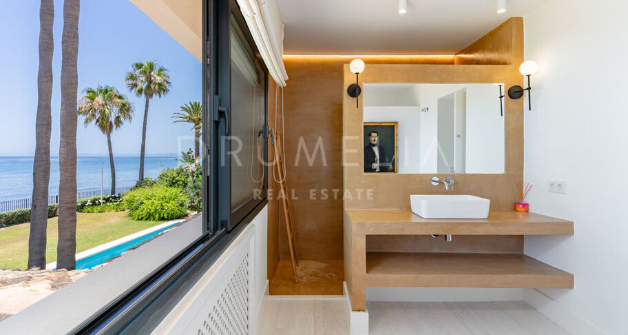 Gerenoveerde villa aan het strand in Casasola