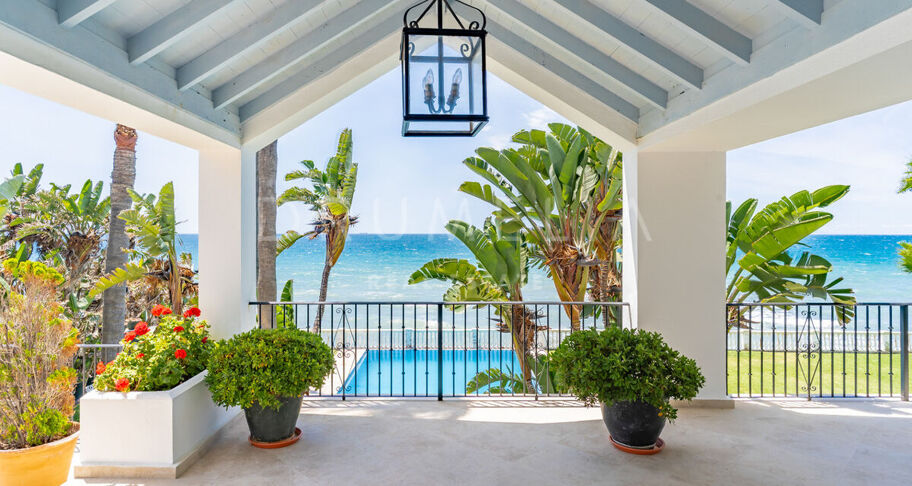 Klassieke Andalusische villa aan zee in Casasola, Oost-Estepona
