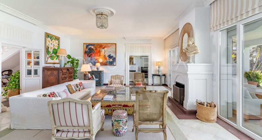 Klassieke Andalusische villa aan zee in Casasola, Oost-Estepona