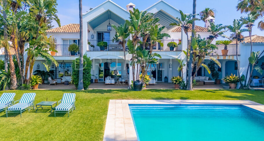 Klassieke Andalusische villa aan zee in Casasola, Oost-Estepona