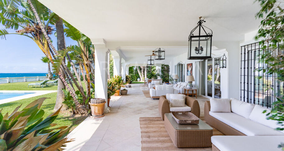 Klassieke Andalusische villa aan zee in Casasola, Oost-Estepona