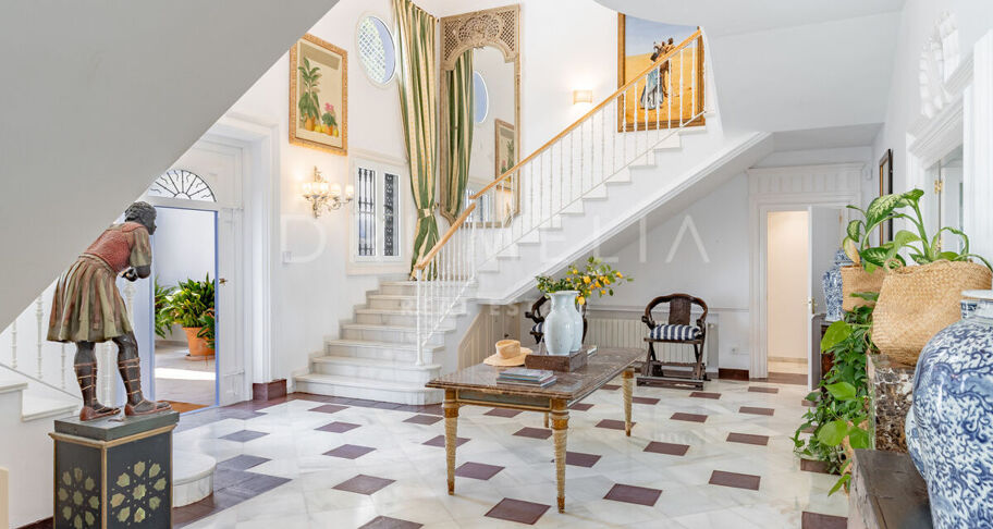 Klassieke Andalusische villa aan zee in Casasola, Oost-Estepona