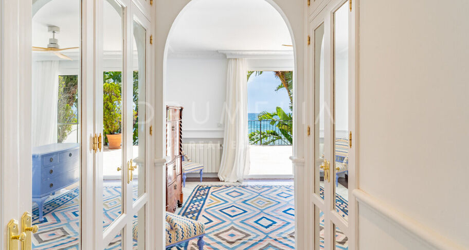 Klassieke Andalusische villa aan zee in Casasola, Oost-Estepona