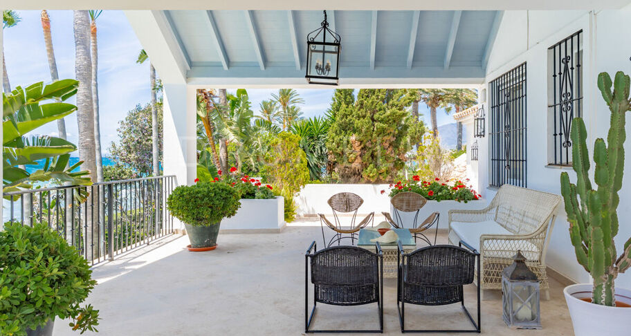 Klassieke Andalusische villa aan zee in Casasola, Oost-Estepona