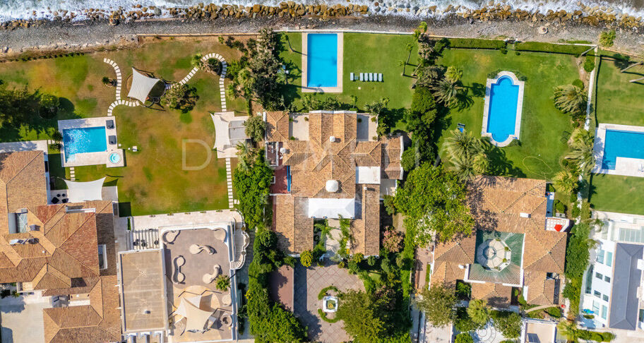 Klassieke Andalusische villa aan zee in Casasola, Oost-Estepona