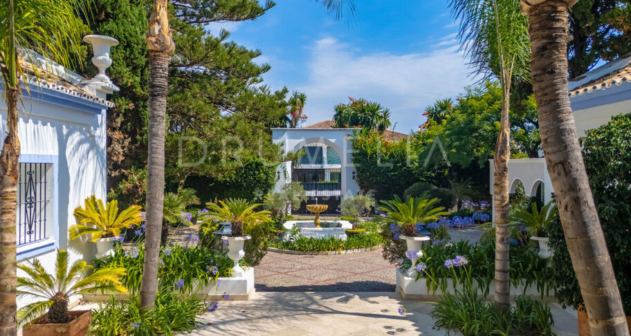 Klassieke Andalusische villa aan zee in Casasola, Oost-Estepona
